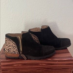 Sorel Major Black and Tan Ankle Booties, size 9.